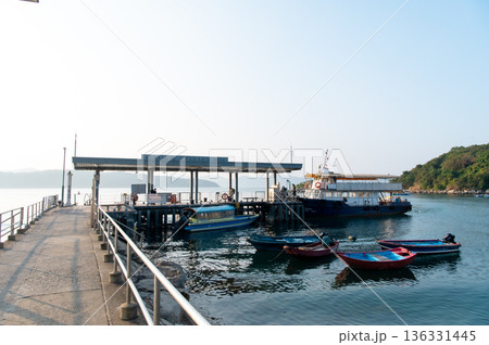 香港　塔門島の海と町並み 136331445