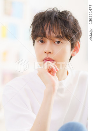 若い男性のポートレート　縦位置 136331477