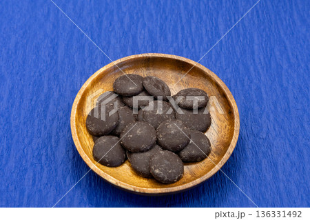 青背景と木皿に製菓用チョコ 青背景と木皿に製菓用チョコ 136331492