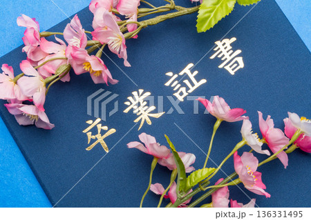 卒業証書入れと桜の花の晴れやかな背景素材 卒業証書入れと桜の花の晴れやかな背景素材 136331495