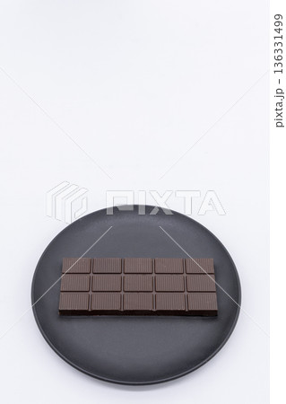 白背景と黒皿に板チョコ 白背景と黒皿に板チョコ 136331499