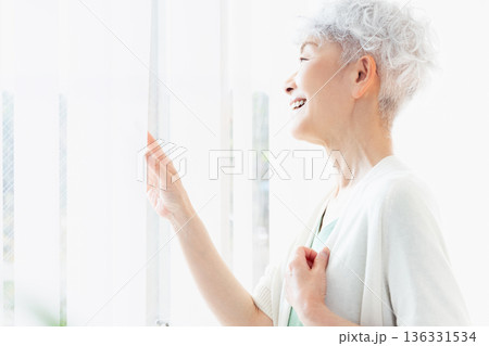朝の窓辺で過ごすシニア女性 朝の窓辺で過ごすシニア女性 136331534