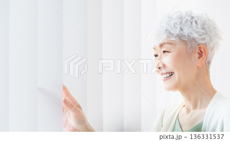 朝の窓辺で過ごすシニア女性 朝の窓辺で過ごすシニア女性 136331537