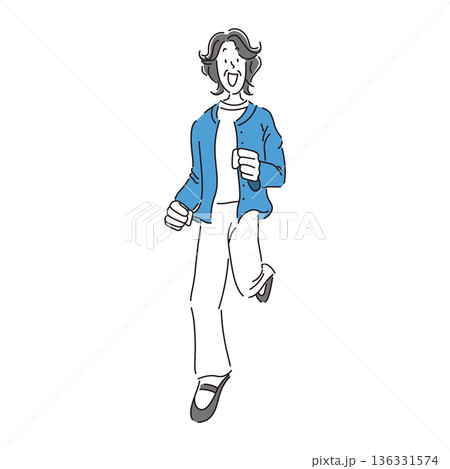 笑顔で走るシニア女性の全身のシンプルな手書き風イラスト素材 136331574