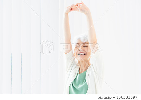 朝の窓辺で過ごすシニア女性 136331597