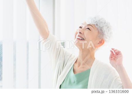 朝の窓辺で過ごすシニア女性 136331600