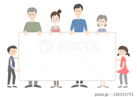ボードを持って立っている三世代家族 136331731