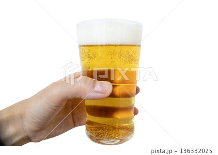 ビールグラスを持つ手 136332025
