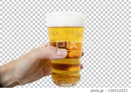 ビールグラスを持つ手 136332025