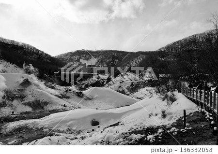 雪が積もった冬の「登別地獄谷」中心部より温泉街を望む「白黒」 雪が積もった冬の「登別地獄谷」中心部より温泉街を望む「白黒」 136332058
