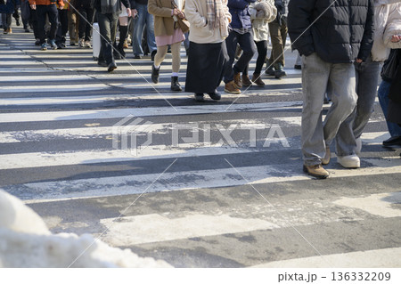 さっぽろ雪まつりの雑踏 136332209