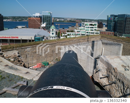 ハリファックスの丘に建つシタデル要塞から望む街並み ハリファックスの丘に建つシタデル要塞から望む街並み 136332340