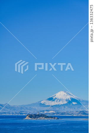 富士山と江ノ島と相模湾 136332475