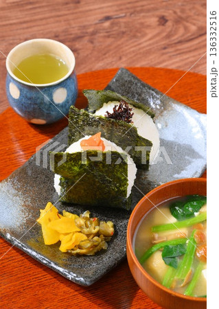 おにぎりとお味噌汁、お握りとみそ汁、和食イメージ。 136332516