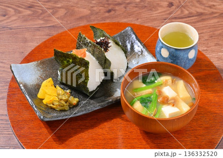 おにぎりとお味噌汁、お握りとみそ汁、和食イメージ。 おにぎりとお味噌汁、お握りとみそ汁、和食イメージ。 136332520