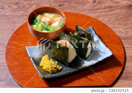 おにぎりとお味噌汁、お握りとみそ汁、和食イメージ。 136332525