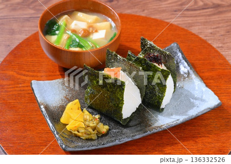 おにぎりとお味噌汁、お握りとみそ汁、和食イメージ。 おにぎりとお味噌汁、お握りとみそ汁、和食イメージ。 136332526
