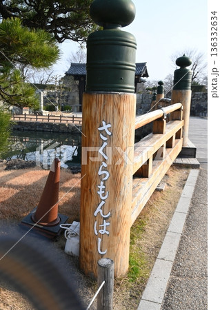 歴史への架け橋、姫路城・桜門橋と大手門の風景 歴史への架け橋、姫路城・桜門橋と大手門の風景 136332634