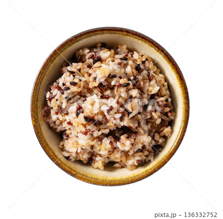 白背景に孤立した雑穀米の入った茶碗の俯瞰写真 136332752
