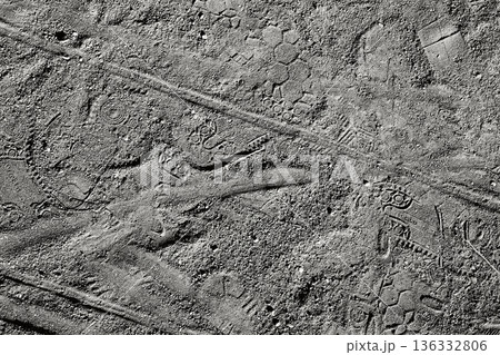 いろいろな跡がついた地面 いろいろな跡がついた地面 136332806