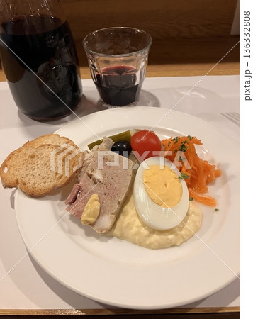 ビストロの前菜盛り合わせ 136332808