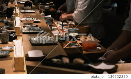 寿司店のカウンターで調理を行う職人の手元 寿司店のカウンターで調理を行う職人の手元 136332830
