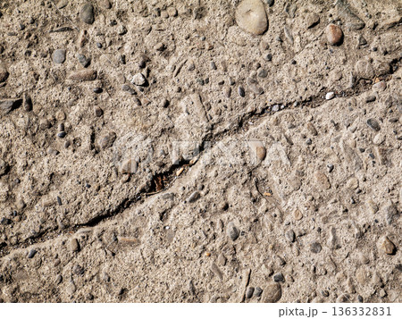ひび割れた地面 136332831