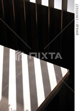 百葉窓から差し込む自然光と室内の光と影 百葉窓から差し込む自然光と室内の光と影 136333227