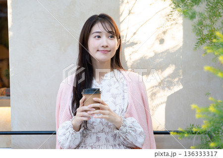 カフェテラスでくつろぐ若い女性 136333317