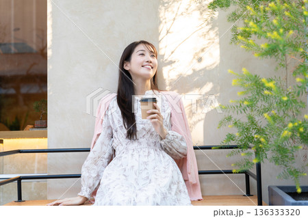 カフェテラスでくつろぐ若い女性 136333320