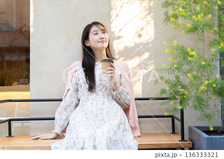 カフェテラスでくつろぐ若い女性 カフェテラスでくつろぐ若い女性 136333321