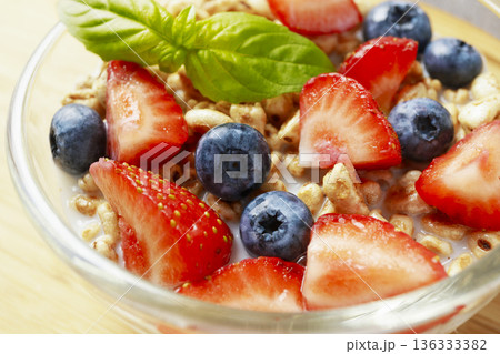 Healthy breakfast cereal with strawberries and blueberries 136333382