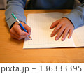 ノートに書く子供の手元 136333395