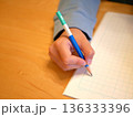 ノートに書く子供の手元 136333396