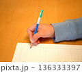 ノートに書く子供の手元 136333397