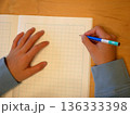 ノートに書く子供の手元 136333398