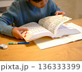 辞書を使って勉強する小学生 136333399