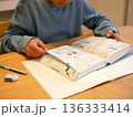 辞書を使って勉強する小学生 136333414