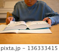 辞書を使って勉強する小学生 136333415