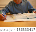 辞書を使って勉強する小学生 136333417