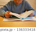 辞書を使って勉強する小学生 136333418