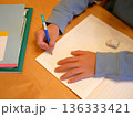 リビングで宿題をする男の子 136333421
