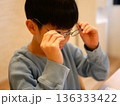 目が悪くなってきて眼鏡をかける男の子 136333422