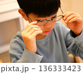 目が悪くなってきて眼鏡をかける男の子 136333423