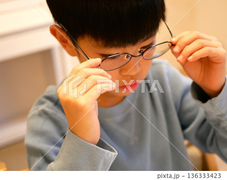 目が悪くなってきて眼鏡をかける男の子 目が悪くなってきて眼鏡をかける男の子 136333423
