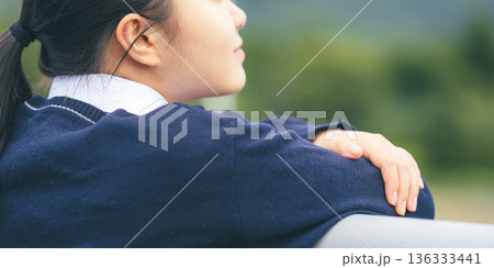 女子高生が外で休憩 136333441