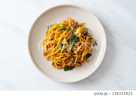 stir-fried yakisoba noodles with vegetable in vegan style 136333825