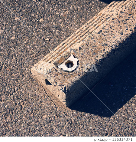 駐車場の車止め 136334371