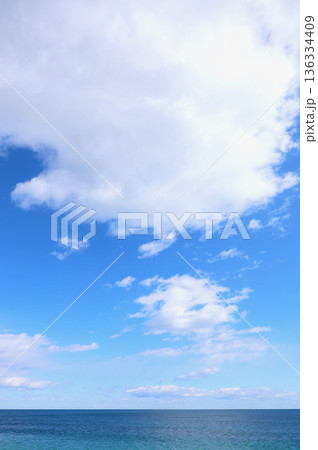 青い海と空 136334409
