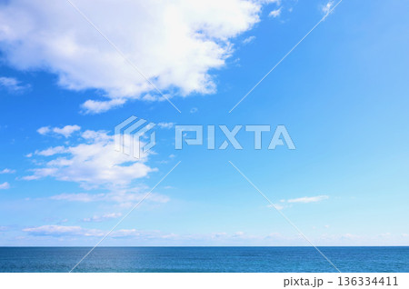 青い海と空 136334411